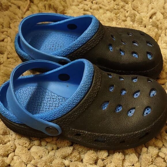 Kids Size 13 Clogs Black blue lining back strap vented - Picture 2 of 7